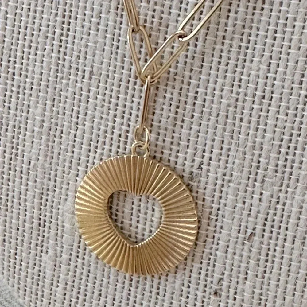 Sunburst Cut Out Heart 18K Gold PVD Stainless Steel Paperclip Pendant Necklace - Picture 3 of 5